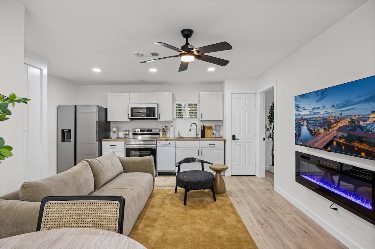 Central Austin 2BR with yard and free parking