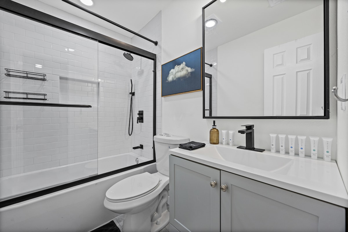 Central Austin 2BR with yard and free parking