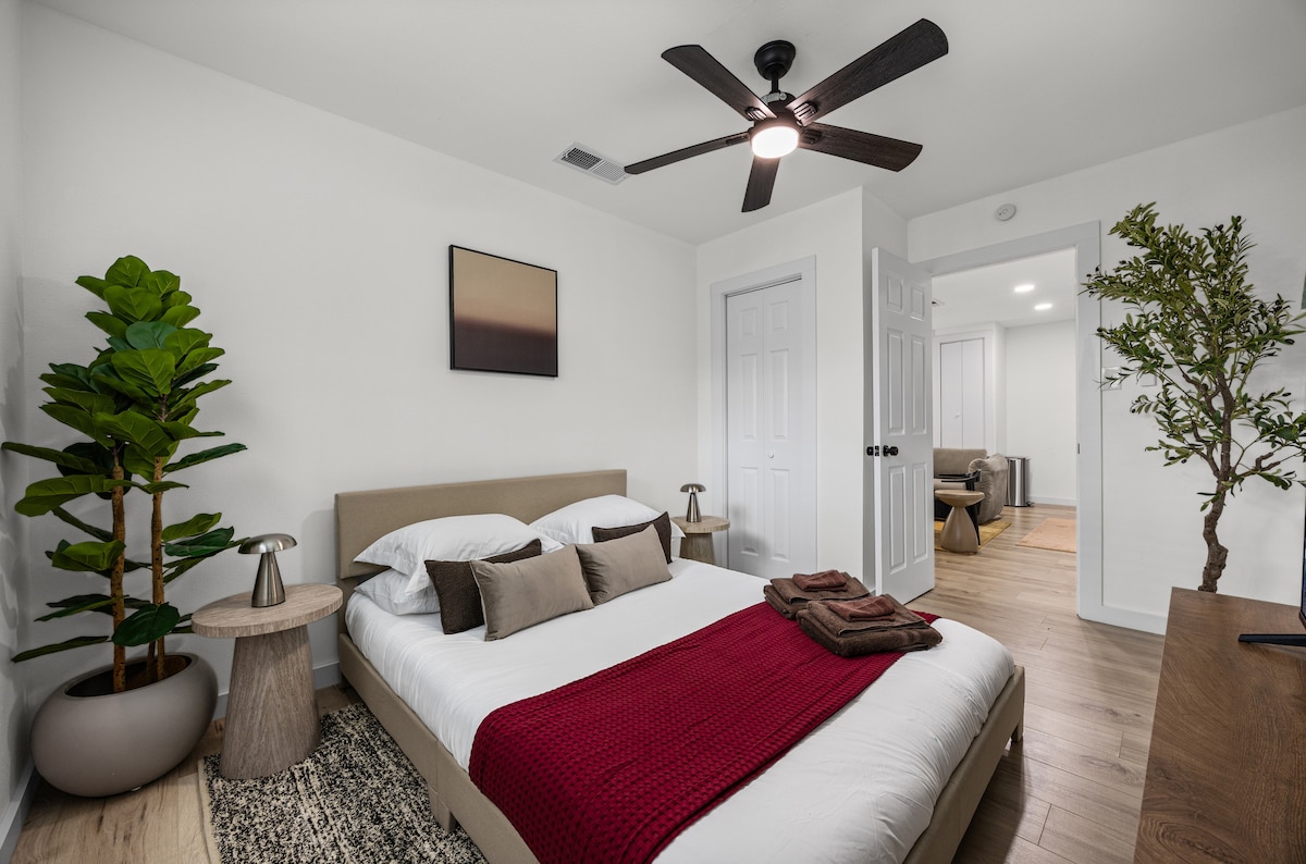 Central Austin 2BR with yard and free parking