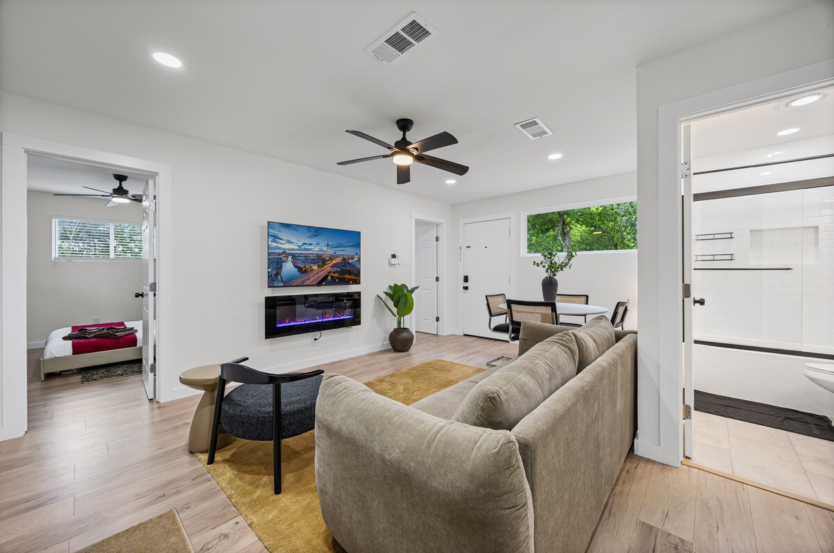 Central Austin 2BR with yard and free parking