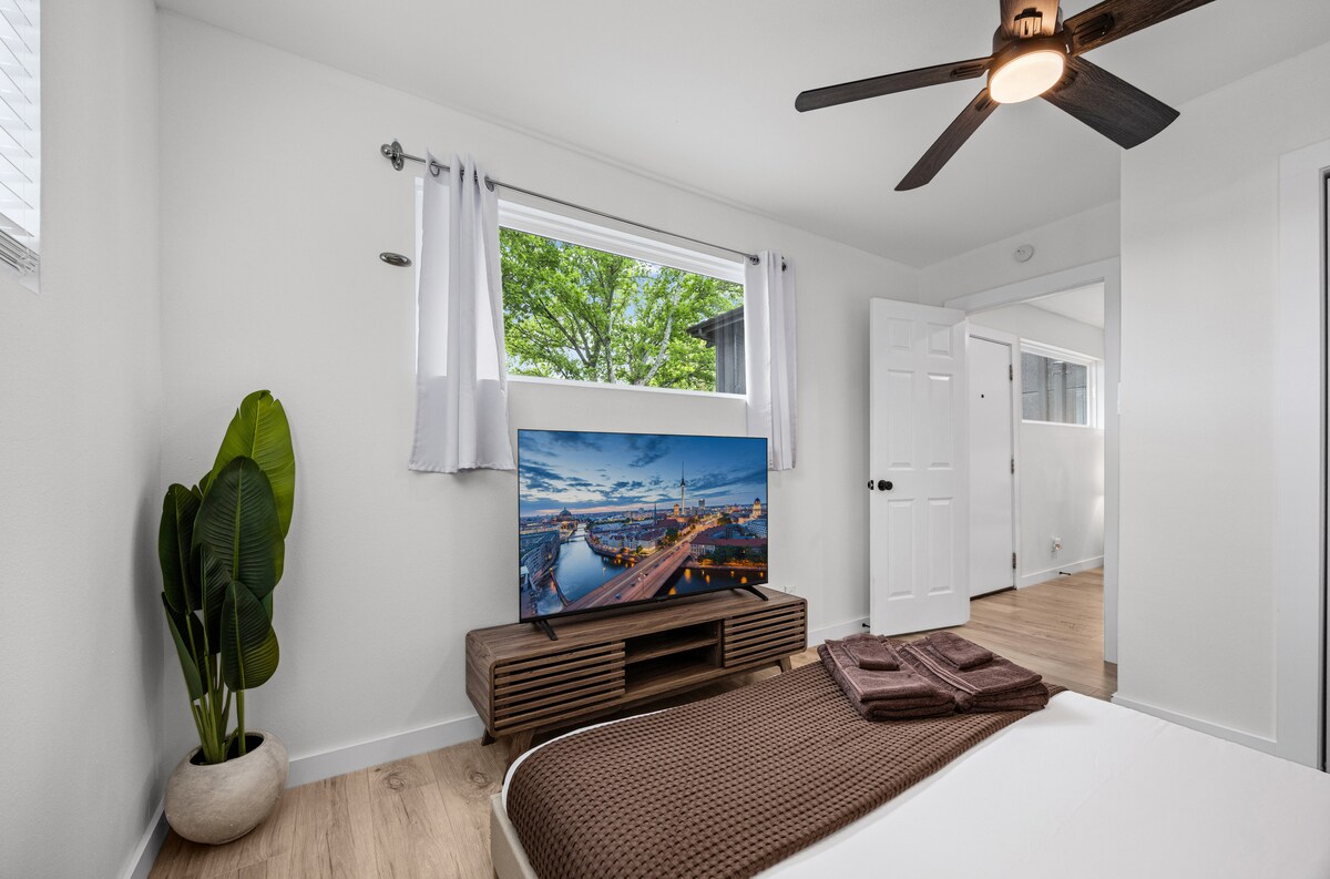 Central Austin 2BR with yard and free parking