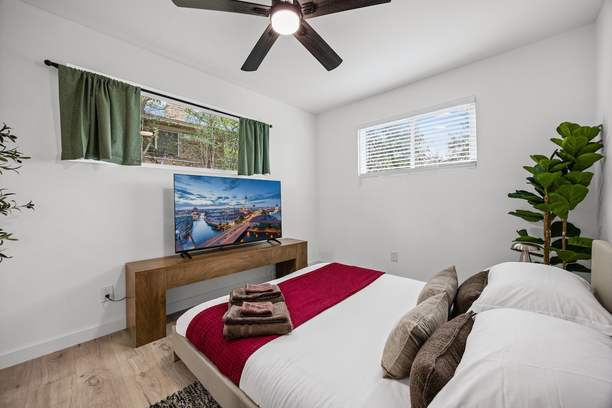Central Austin 2BR with yard and free parking