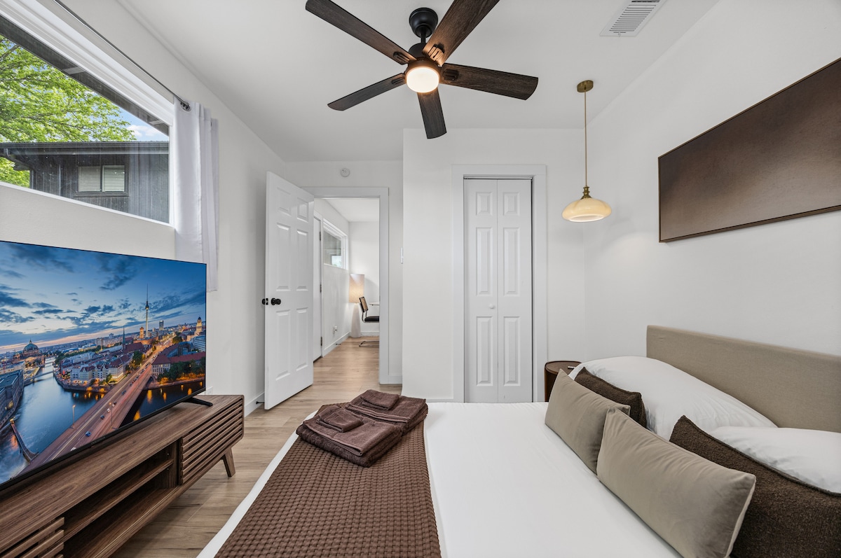 Central Austin 2BR with yard and free parking
