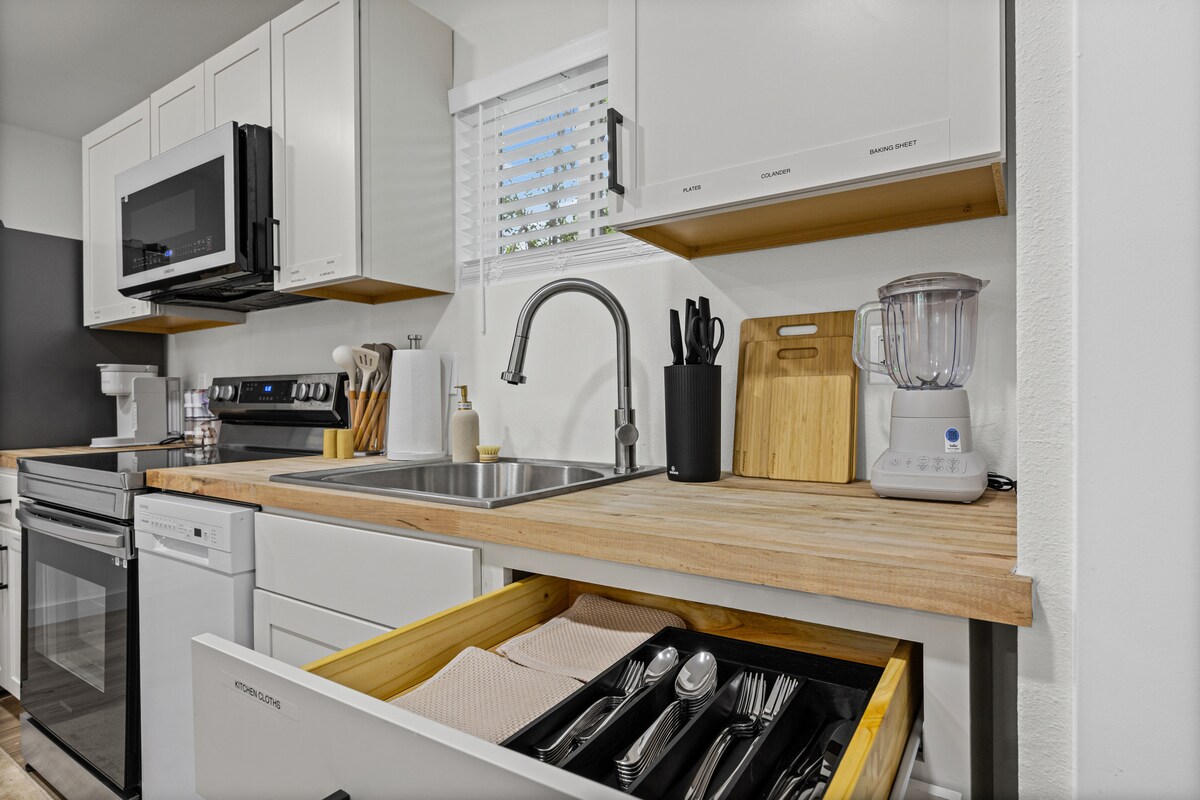 Central Austin 2BR with yard and free parking