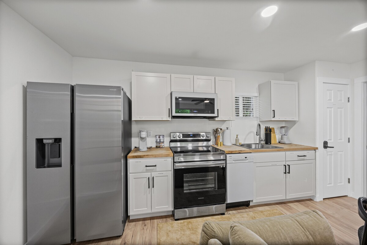 Central Austin 2BR with yard and free parking