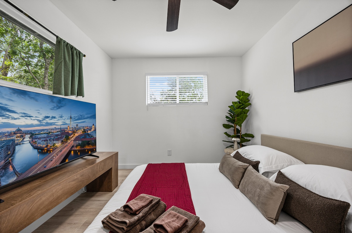 Central Austin 2BR with yard and free parking