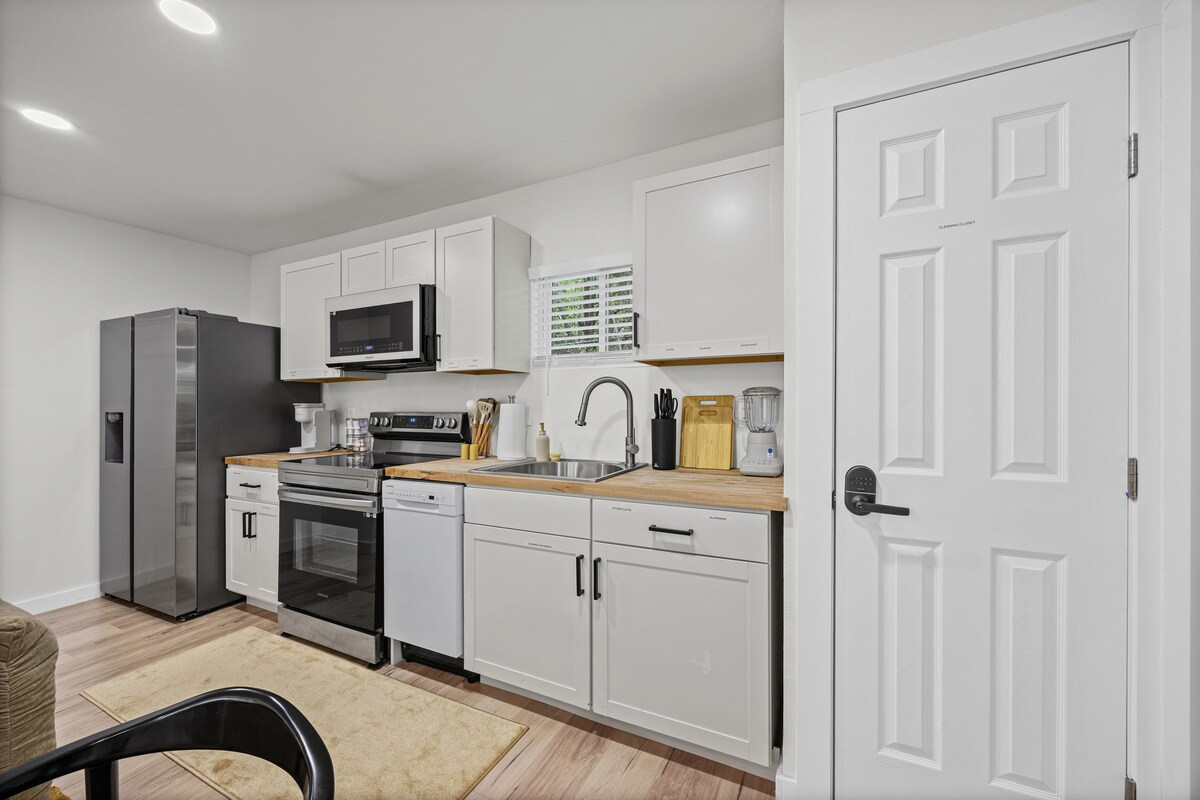 Central Austin 2BR with yard and free parking