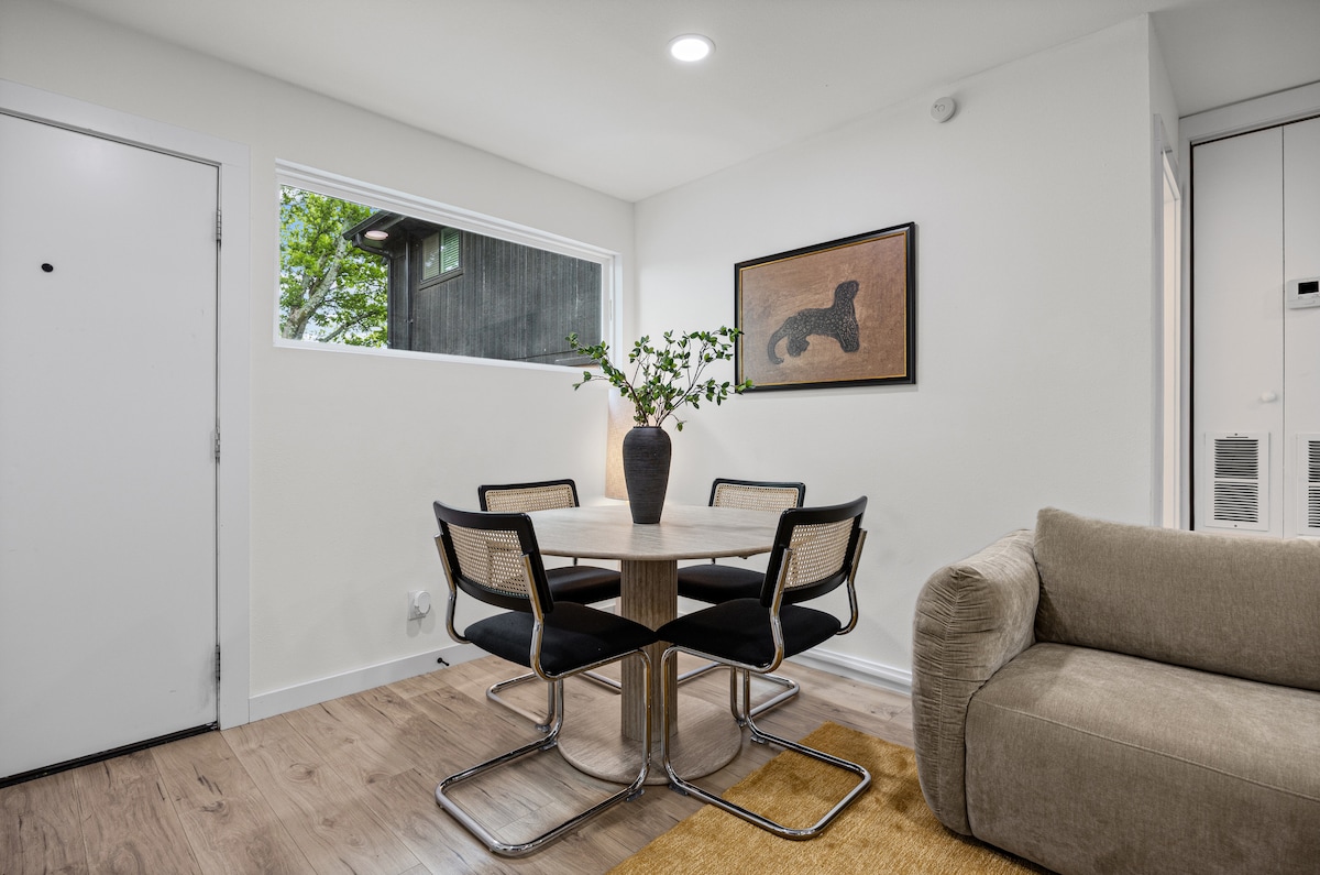 Central Austin 2BR with yard and free parking