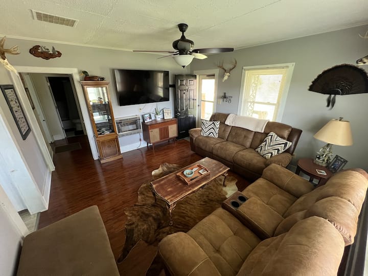 Cozy Farmhouse Getaway - Bedford, VA