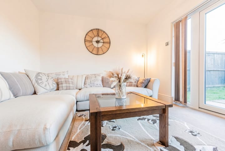 Welcoming 4-bed House Near Manchester With Parking - Manchester