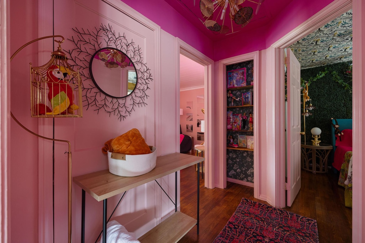 Pink Mimosa House | Neon Photo Stay Near Downtown - Houses for