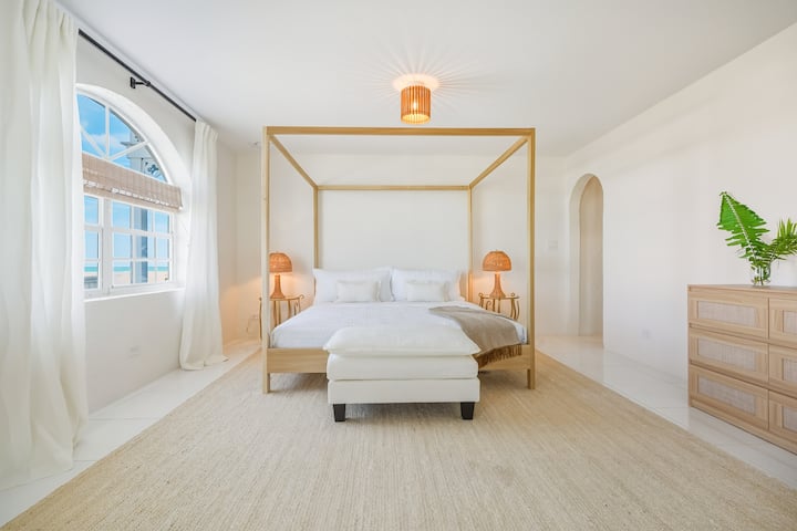 Downstairs king bedroom with ocean view