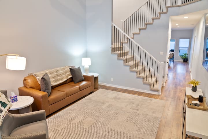 Spacious 4br W/ Hot Tub + Garage - Omaha, NE