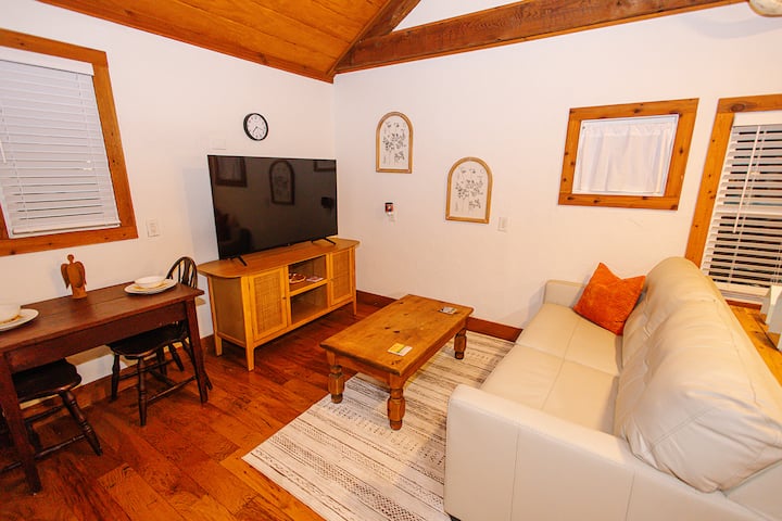 Bridge Street Bungalow - Granbury, TX