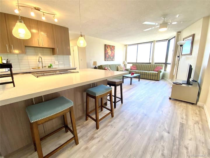 Spacious 2br Ocean View Condo With All Amenities! - Honolulu