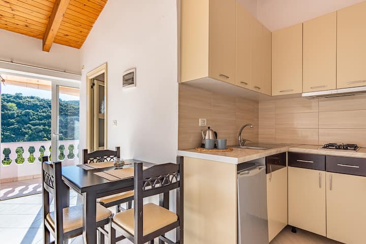 Villa Goro 4 - 2br, Pool, Parking And Kitchen - Himarë