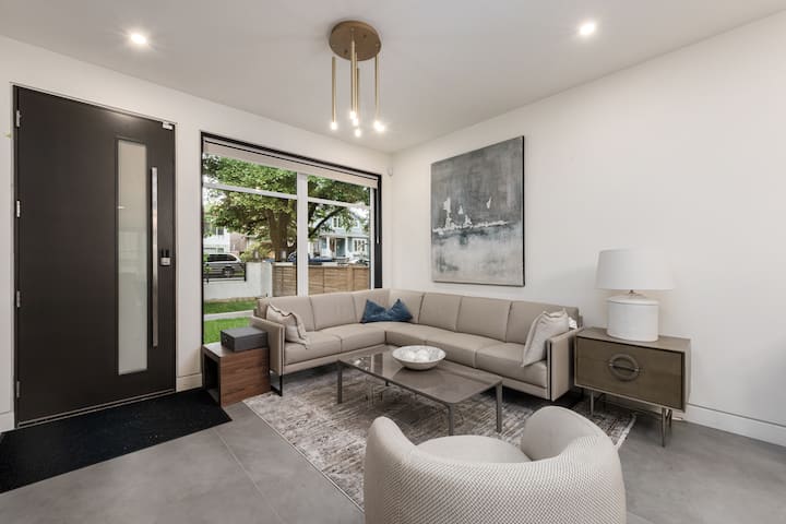 Modern Designer Home With Upscale Finishings - Vancouver