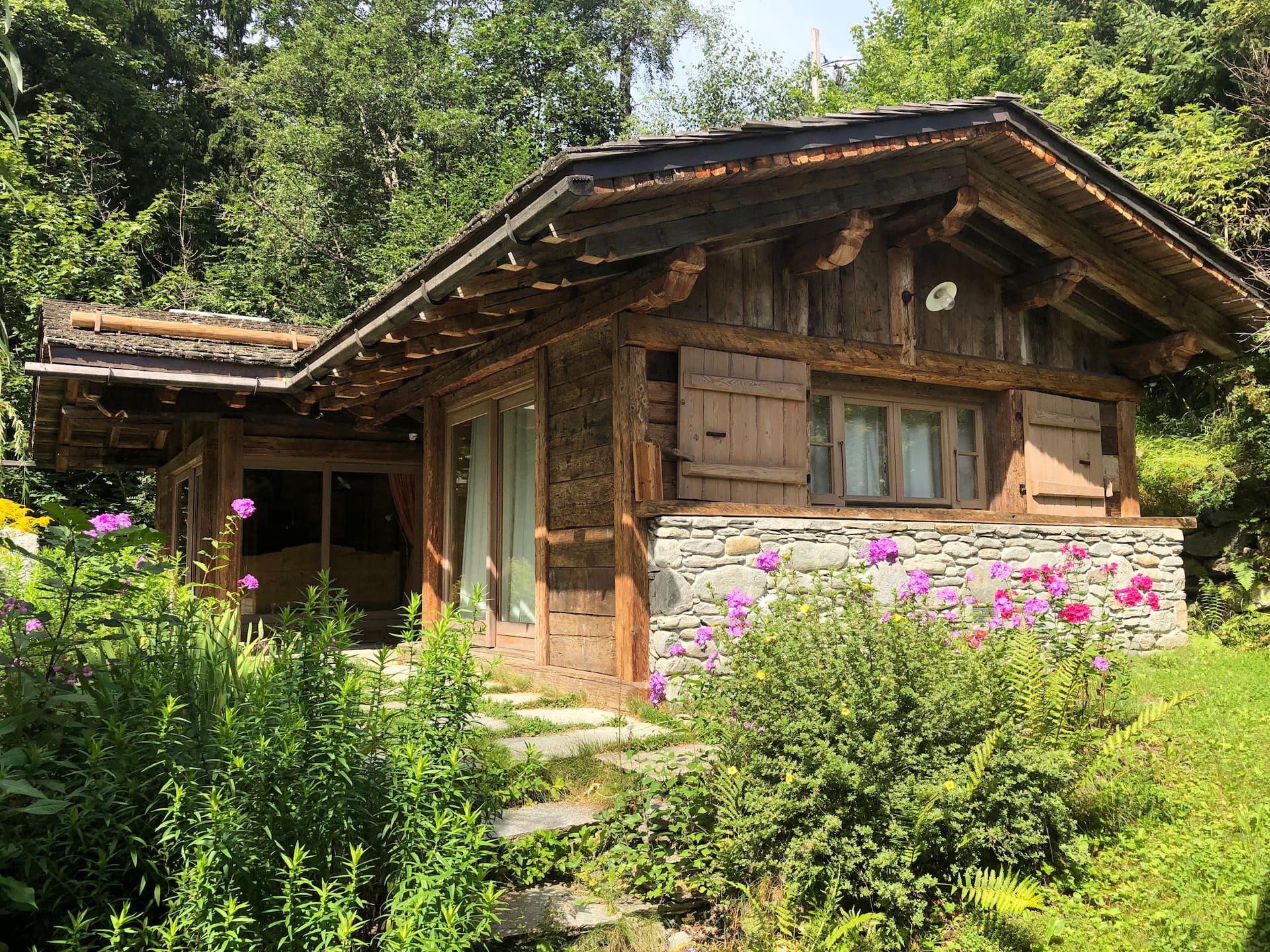 Charming Old Wood and Stone Chalet view Mont Blanc