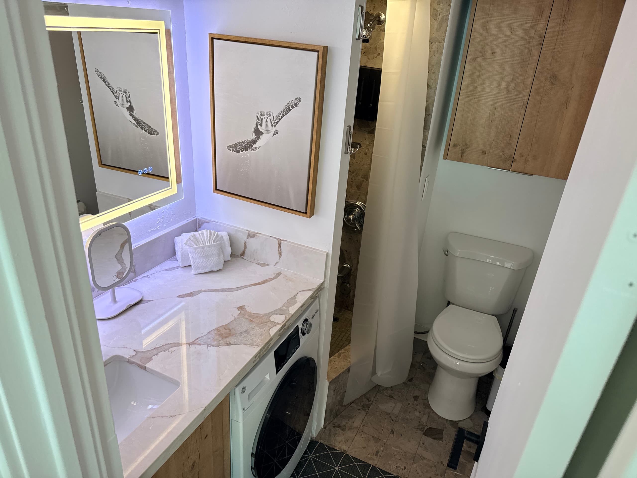 Waikiki Marina Studio w/ Sunset Views - Image 17