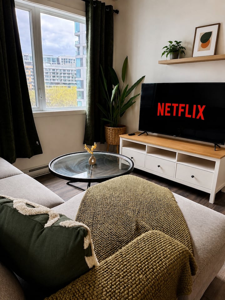 Modern & Cozy Griffintown Condo | Free Parking - Montreal