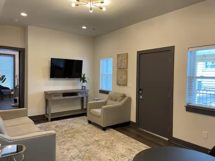 Downtown Spot For Both Long & Short Term Stays - New Albany, IN