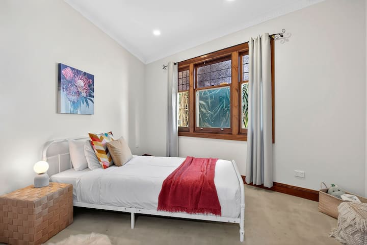 Tretia spálňa má samostatnú posteľ veľkosti King, ktorá vytvára útulný priestor vhodný pre hosťa cestujúceho osamote alebo pre dieťa.