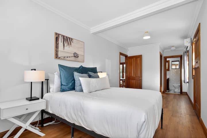 Prebuďte sa pomaly v hlavnej spálni s manželskou posteľou, šatňou a upokojujúcim prirodzeným svetlom, ktorá je vybavená delenou klimatizáciou a kúrením pre celoročné pohodlie.