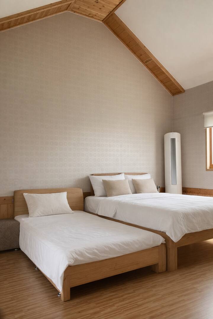 U četvrti Oreum-dong nalaze se dnevni boravak i spavaća soba s bračnim krevetom (160 × 200 cm) i jednim krevetom za jednu osobu.