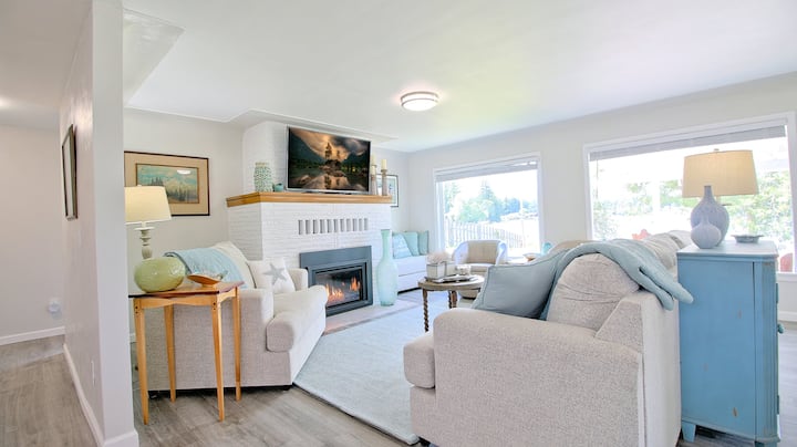 Island Lakehouse - Spacious Waterfront Home - Shelton, WA