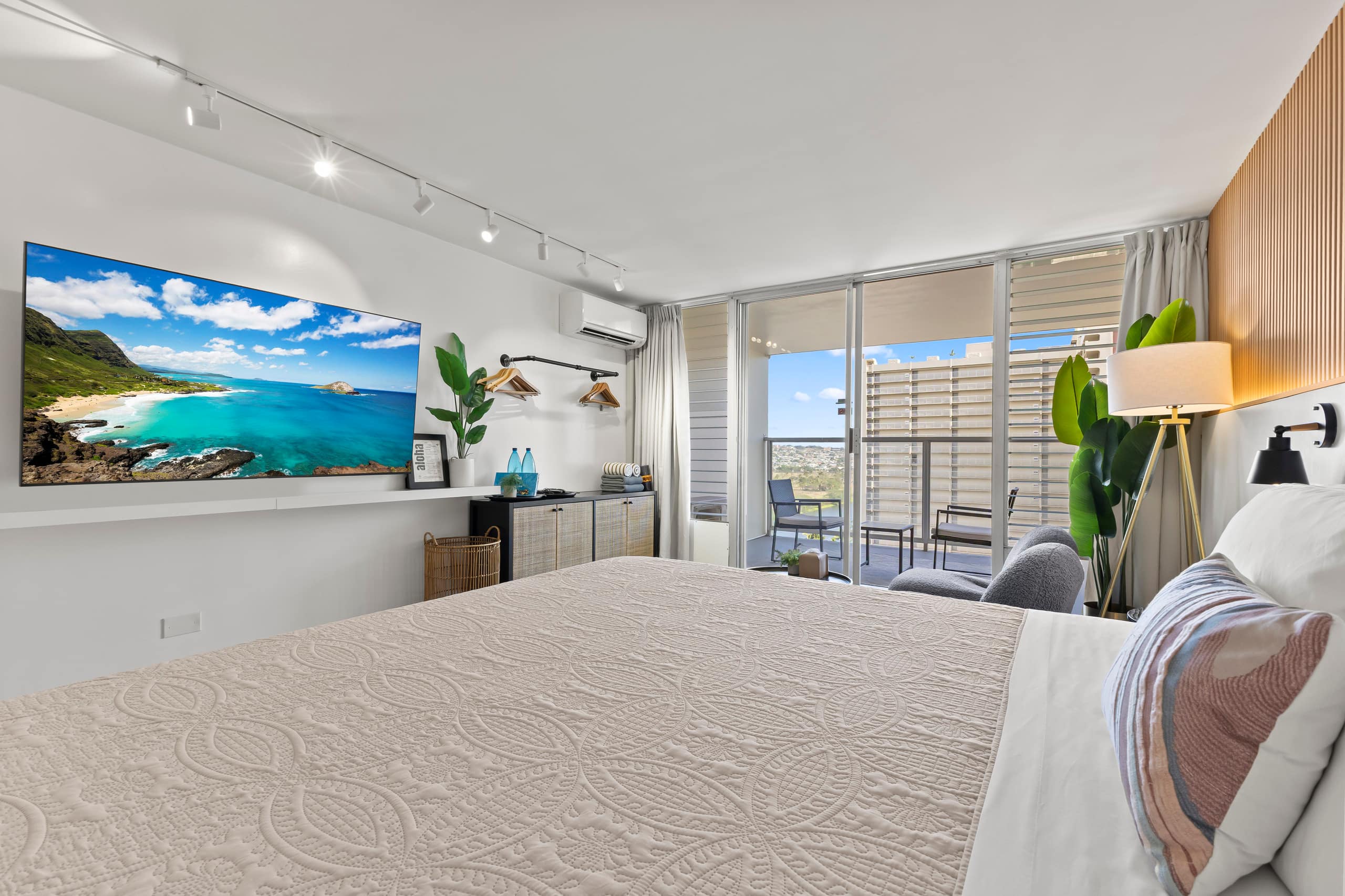 17FL - Waikiki Walkable - Upgraded King Studio - Image 8