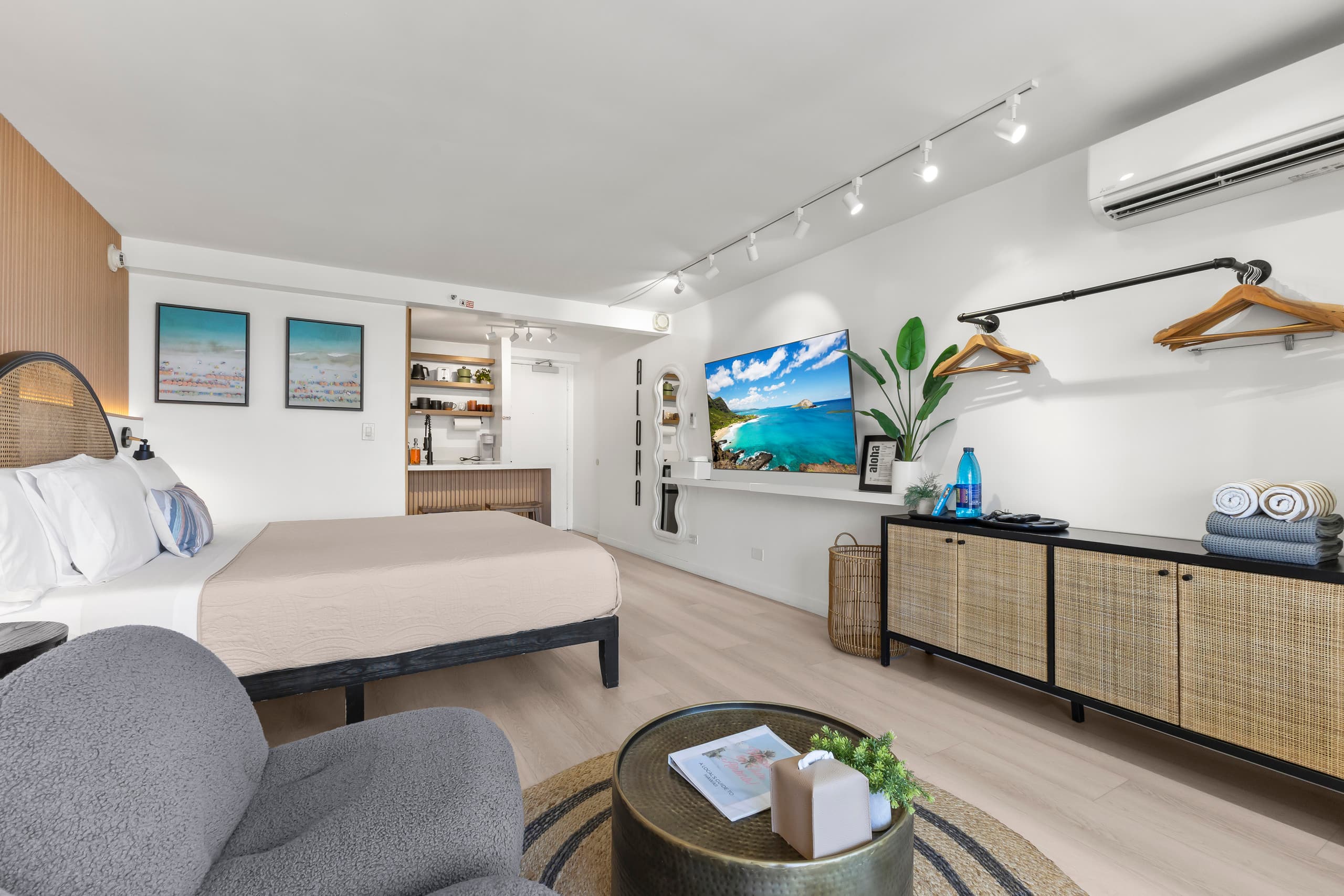 17FL - Waikiki Walkable - Upgraded King Studio - Image 12