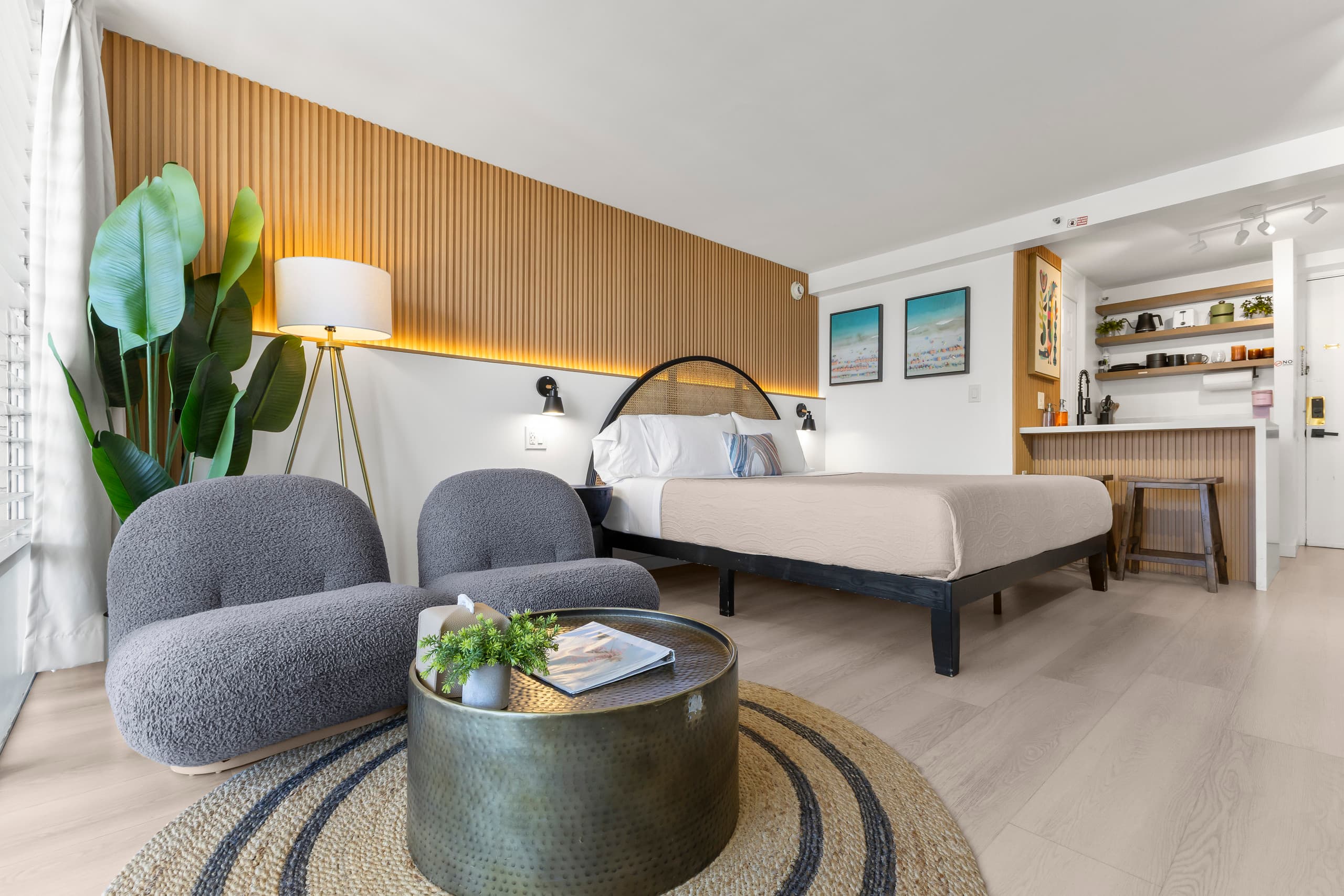 17FL - Waikiki Walkable - Upgraded King Studio - Image 1