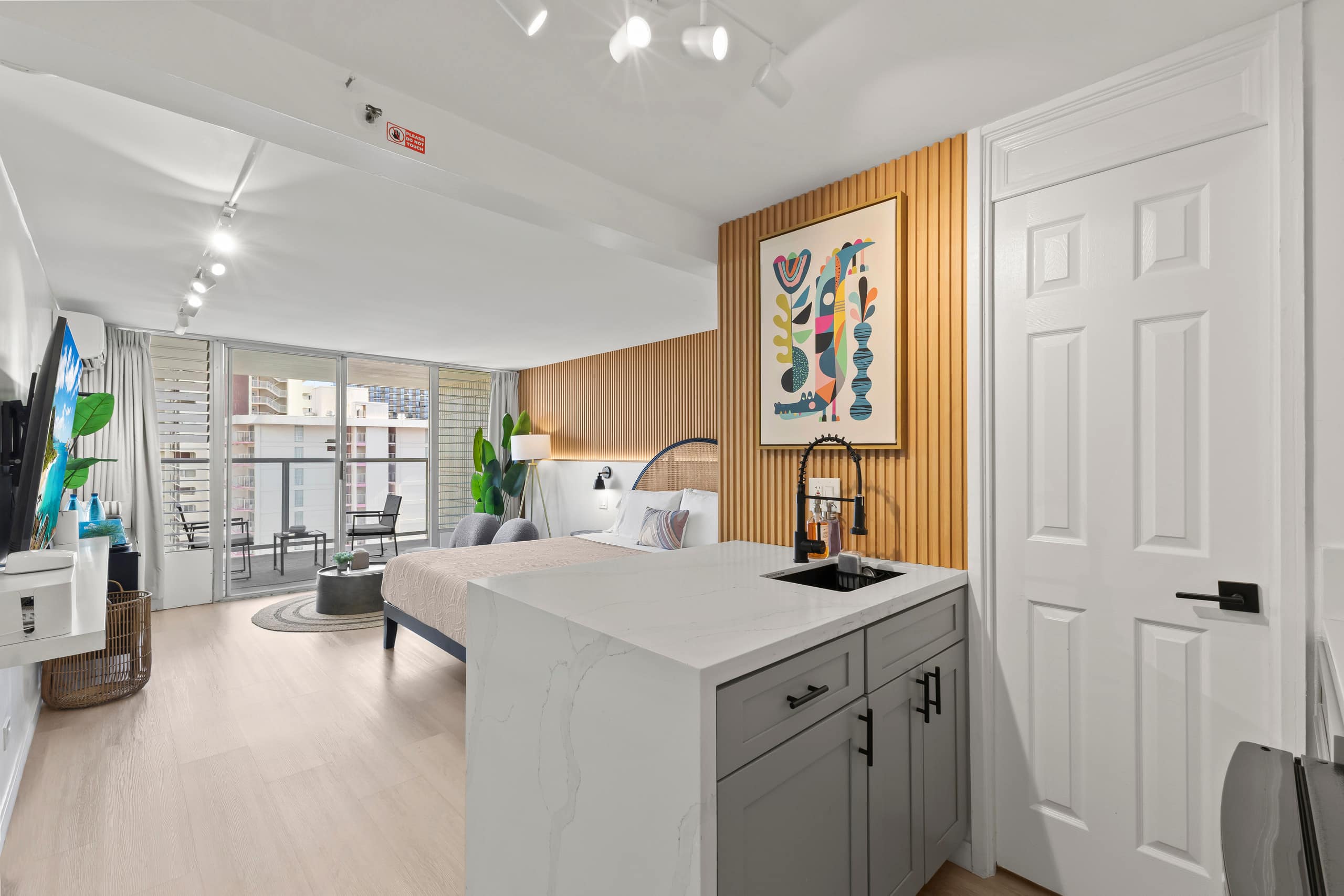 17FL - Waikiki Walkable - Upgraded King Studio - Image 17