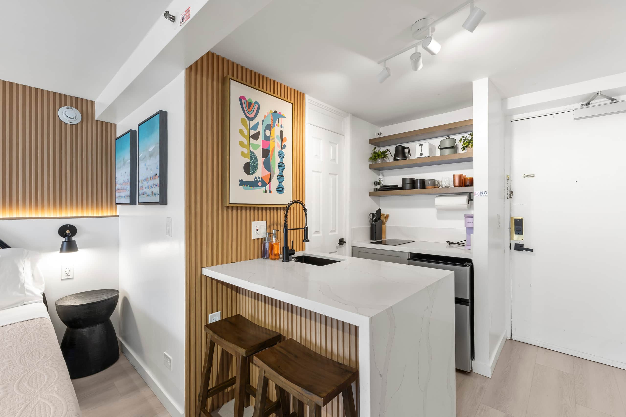 17FL - Waikiki Walkable - Upgraded King Studio - Image 16