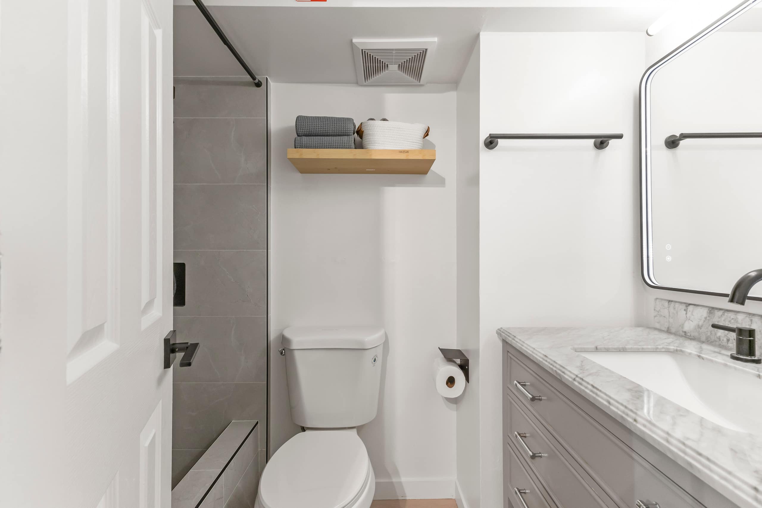 17FL - Waikiki Walkable - Upgraded King Studio - Image 24