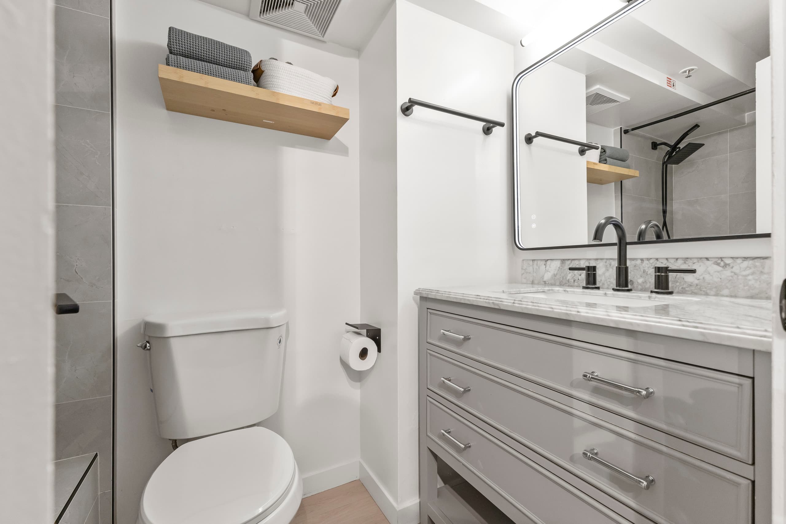 17FL - Waikiki Walkable - Upgraded King Studio - Image 22