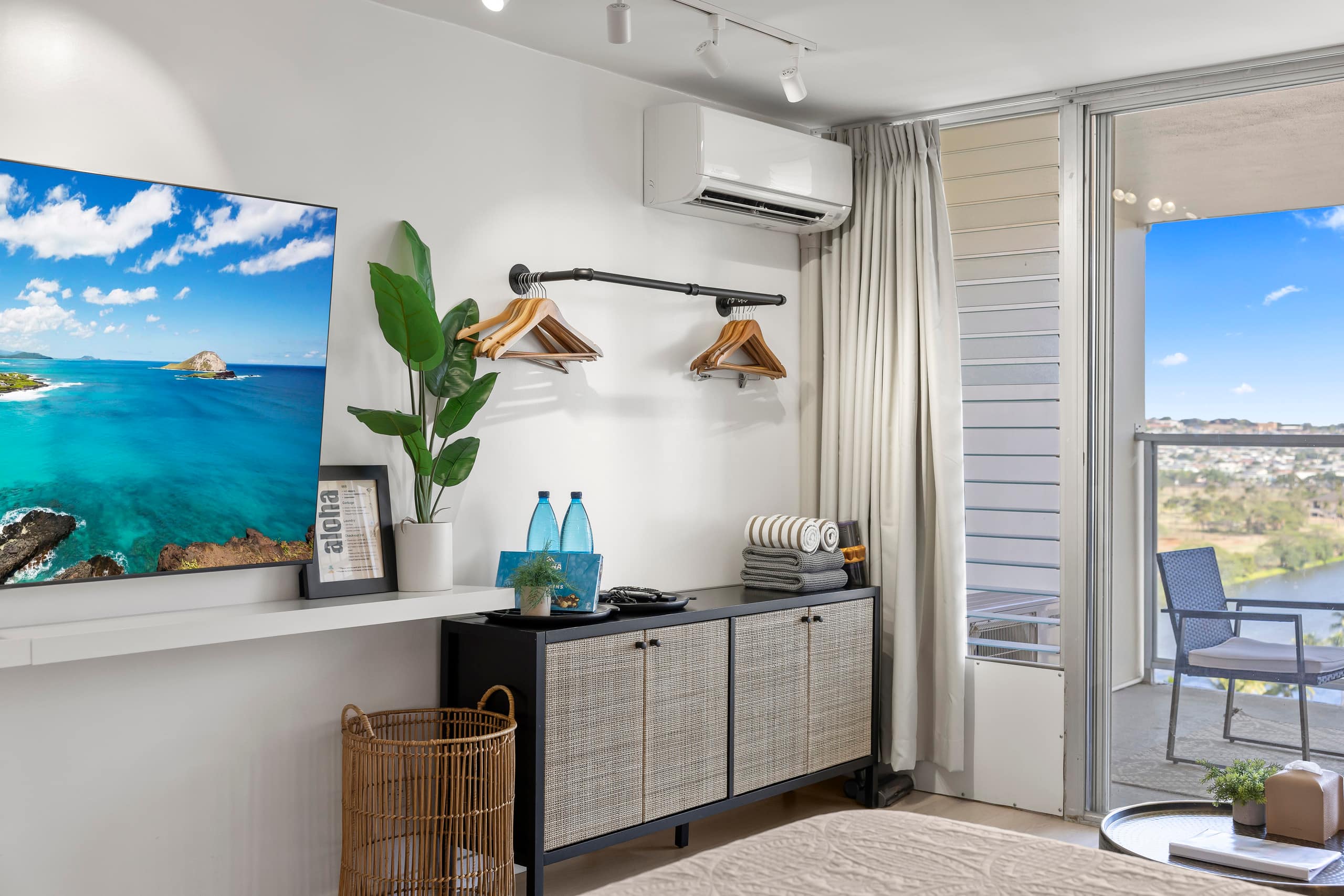 17FL - Waikiki Walkable - Upgraded King Studio - Image 2