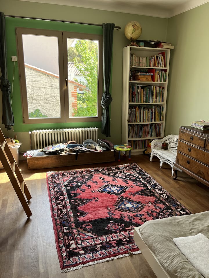 Habitación infantil con juegos y libros
Accesibilidad al baño 1