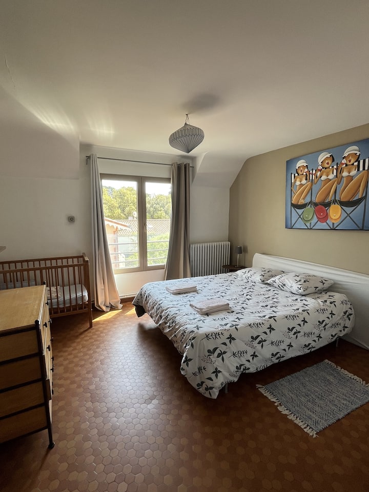 Habitación familiar con una cama de 160, una cuna, una cuna de viaje y una cama individual. 
En la habitación, un baño privado (3) y un lavabo con una cafetera