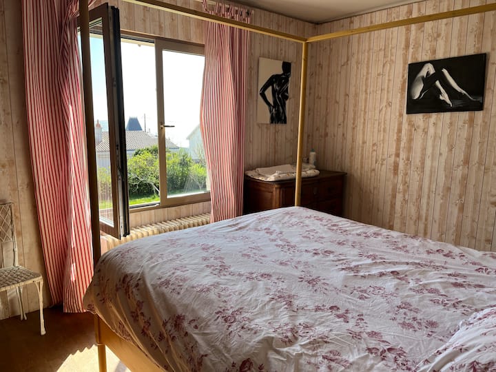 Cama de 160 en la planta baja, vista al mar y acceso privado al baño 1