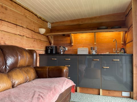 Popular Airbnb listing: Cosy Snowdonia Cabin with superb mountain views in Tanygrisiau, Bowydd And Rhiw, Cynfal And Teigl, Conglwal, Diffwys And Maenofferen