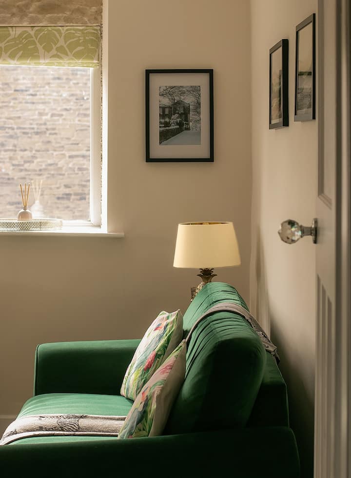 Tipple Cottage | Cosy Haworth Retreat With Parking - Haworth