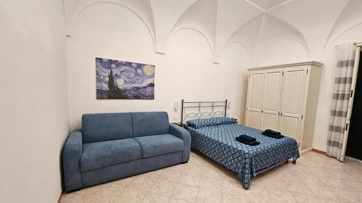 Ampia camera caratterizzata da suggestivi soffitti a volta. Dispone di un letto matrimoniale in ferro battuto e di un divano trasformabile in un secondo comodo letto matrimoniale (h 20 cm). Ambiente fresco, storico e accogliente. ✨️ 