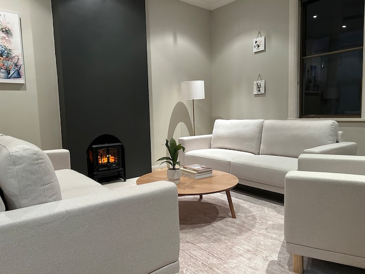 Stylish 2br Apartment | Outdoor Living & Parking - Lewisham