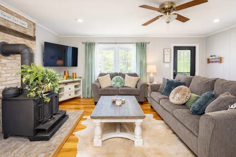 Top Airbnb: Privacy in the woods Beautiful Porch Farm Access in Gatlinburg