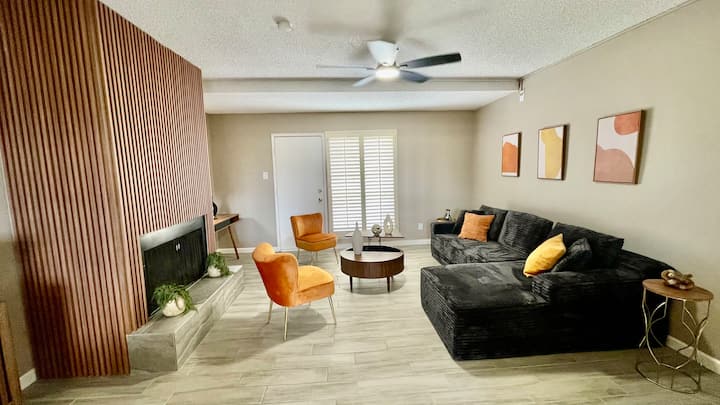 “Rare Find 2 Rooms 2 Baths 1 King 2 Twins W/ Pool” - El Paso, TX