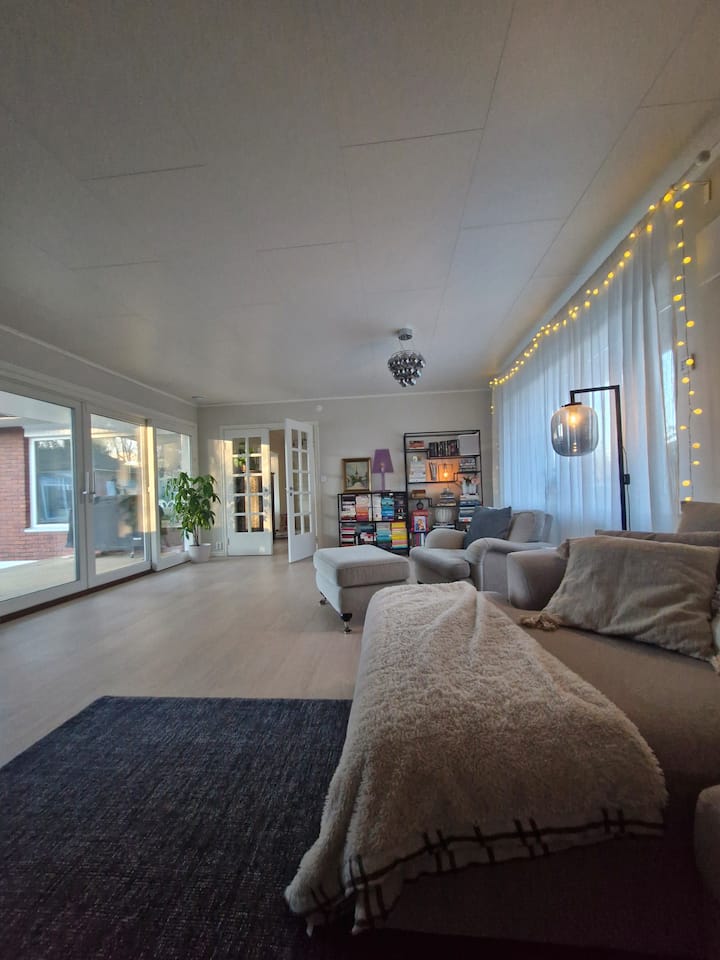 Mysig Nyrenoverad Villa Med Pool Och Bubbelpool - Södertälje
