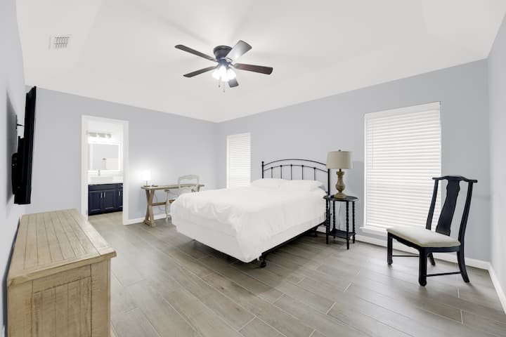 Recámara principal con cama tamaño queen y TV 4K de 55".