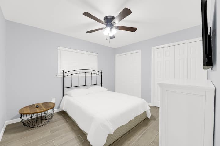 Cama tamaño queen y juego de recámara con TV 4K de 55".
