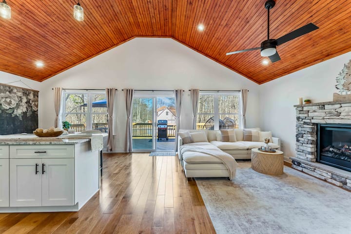 The Hooga House-oasis W/ Hot Tub, Sauna & Gameroom - Albrightsville, PA